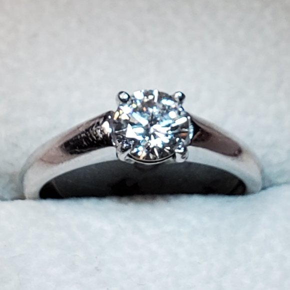 PLATINUM DIAMOND RING - Picture 2 of 6